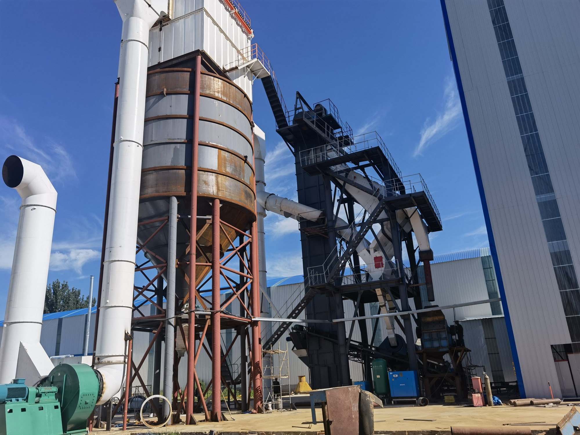 投資石灰石制砂生產(chǎn)線如何選擇設(shè)備？制砂樓怎么樣？